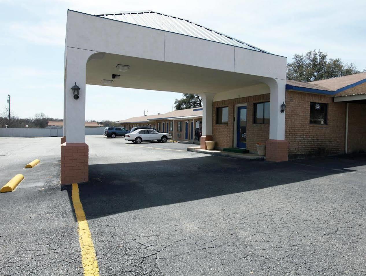 Americas Best Value Inn Comanche Exterior photo